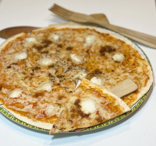 Pizza proteica de rulo de cabra con cebolla caramelizada - Imagen 2